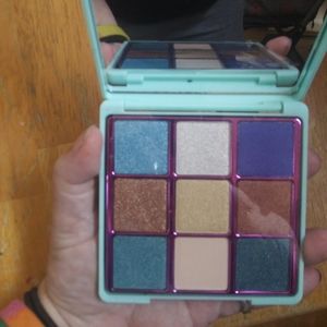 I love Revulation eyeshadow pallette starried eyed